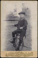 1899 Szikszó, Türk Sándor felvétele egy kerékpáros legénykéről, keményhátú vintage fotó, 12,3x8 cm
