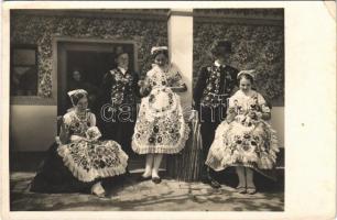 1939 Kézimunkázó leányok. Kalocsai népviselet, magyar folklór / Hungarian folklore, peasant costumes from Kalocsa (EK)