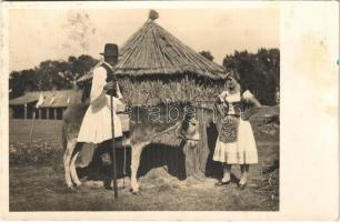 1937 Udvarlás szamárhátról, magyar folklór / Hungarian folklore, shepherd courts on back of a donkey (fl)