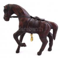 Bőrből készül dísz ló figura. 17x16 cm