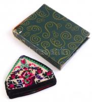 Hímzett kaukázusi fejfedő eredeti dobozzal