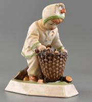 Zsolnay rőzseszedő gyermek, kézzel festett, jelzett, hibátlan, m: 15,5 cm