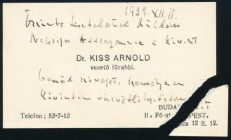 1939 december, Kiss Arnold, szül. Klein Adolf (1869-1940) magyar főrabbi, műfordító, költő, író, a Budai Izraelita Hitközség vezető főrabbijának autográf sorai Gerő Ödön (1863-1939), a Pester Lloyd műkritikusa halála után özvegyének, amelyben egy beszéd szövegét említi és megírja, hogy megpróbálták felkeresni, de a régi címén nem találták. Kiss Arnold vezető főrabbi névjegykártyáján és autográf aláírásaival. A névjegykártya jobb alsó sarka leszakadt, amely csak az írást, de az aláírást nem érinti. / Autograph lines and signature by leading rabbi Arnold Kiss (1869-1940) of Buda in Budapest, Hungary, on his own damaged business card.