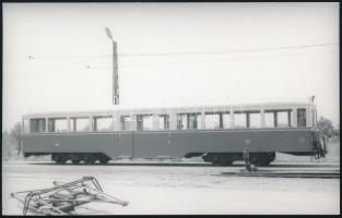 cca 1970 Vonatkocsi, fotó, 14×9 cm
