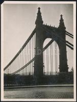 cca 1930 Budapest, Erzsébet híd, fotó, egyik sarka hiányos, 11,5×8,5 cm