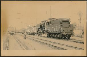 cca 1970 Vác, mozdonyok, szerelvények a vasútállomáson, fotó, 14×9 cm