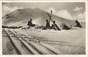 Kőrösmező, Yasinia, Yasinya, Jassinja, Jasina; Pri odpocinku pod Pietrosem / síelők pihenőn a Pietrosz alatt, téli sport / ski, winter sport (Rb)