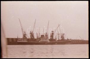 Vegyes témájú fotónegatívok negatívtartó tasakokban