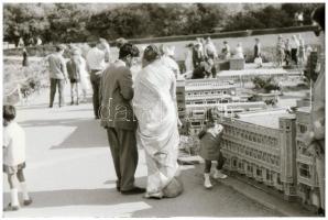 Vegyes témájú fotónegatívok negatívtartó tasakokban