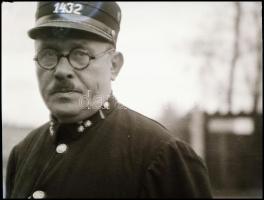 A BSzKRt dolgozói és egyenruhái, 17 db fotónegatív, 6×5 és 10×6 cm közötti méretekben