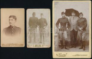1889-1894 Vegyes katonai fotó keményhátú tétel, 3 db, az egyik kétoldalas fotó, a két egymásba karoló katona kétoldalról, nevekkel feliratozva, kissé kopott kartonokkal, 16x10 cm és 10x6 cm közötti méretben.