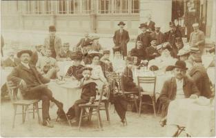 1907 Lipik, étterem terasza vendégekkel / terrace of the restaurant with guests. photo