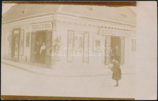 cca 1900-1910 Deberle György boltja, fotó levelezőlapon, 9x14 cm