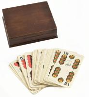 32 lapos magyar kártya (Játékkártyagyár és Nyomda) fa dobozban, jó állapotban, 12,5×10×3,5 cm