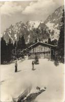 1957 Tátra, Magas-Tátra, Vysoké Tatry; Zamkovského chata v Malej studenej doline / turistaház, menedékház, síelők, téli sport / chalet, tourist house, ski, winter sport