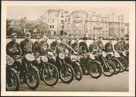 1957 Nemzetközi motorverseny versenyzői a Városligetben, a híres Bástya Sport Egyesület motorjai és versenyzői, fotó, 17,5×12,5 cm