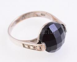 Ezüst(Ag) gyűrű, fekete kővel, jelzett, méret: 59, bruttó: 5,14 g