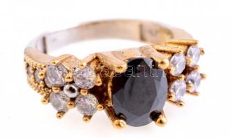 Aranyozott ezüst(Ag) gyűrű, fekete és fehér kövekkel, jelzett, méret: 57, bruttó: 6,78 g