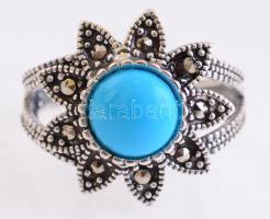 Ezüst(Ag) virágos gyűrű, szintetikus kék kővel, jelzett, méret: 56, bruttó: 4,46 g