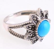 Ezüst(Ag) virágos gyűrű, szintetikus kék kővel, jelzett, méret: 56, bruttó: 4,46 g