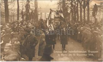 1918 Berlin, Einzug der heimkehrenden Truppen am 10. Dezember. Phot. A. Gross / Entry of the returning troops, WWI military, soldiers (cut)
