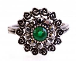 Ezüst(Ag) gyűrű, zöld kővel, jelzett, méret: 53, bruttó: 2,56 g