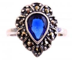 Ezüst(Ag) csepp alakú gyűrű, kék kővel, jelzett, méret: 53, bruttó: 3,41 g
