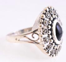 Ezüst(Ag) ovális gyűrű, fekete kővel, jelzett, méret: 56, bruttó: 4,36 g