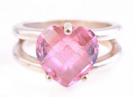 Ezüst(Ag) gyűrű, szív alakú rózsaszín kővel, jelzett, méret: 58, bruttó: 8,79 g