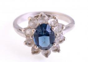 Ezüst(Ag) virágos gyűrű, kék kővel, jelzett, méret: 51, bruttó: 2,8 g