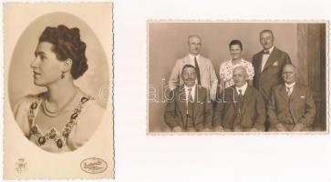 12 db RÉGI motívum képeslap és fotó: családi portrék / 12 pre-1945 motive postcards and photos: family portraits