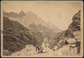 cca 1880 Magas-Tátra: Középorom a nagy tarpataki völgy felől. Divald Károly (1830-1897) eperjesi műhelyéből, kartonra kasírozva / From the Tatra Mountains, Divalds photo 12x16cm