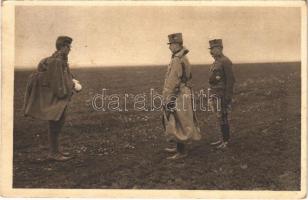 Der Kaiser spricht bei Kozowa mit einem Verwundeten / WWI Austro-Hungarian K.u.K. military, Charles I of Austria speaks with an injured soldier near Kozova (EK)