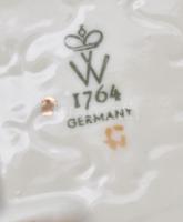 Wallendorf labdázó puttók, kézzel festett, jelzett, kis kopásnyomokkal, m: 14 cm