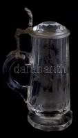 Szarvasos jelenettel díszített üveg söröskorsó, ón fedéllel, alján csorbákkal, m: 20 cm