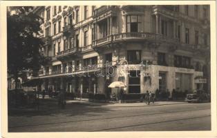 1933 Wien, Vienna, Bécs; Opern-Café / café, terrace with guests and waiters, automobile. Toni Lucheschitz photo