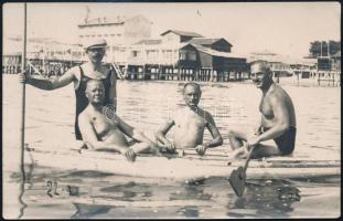 1924 Grado, csónakázó férfiak, fotólap, 14×9 cm