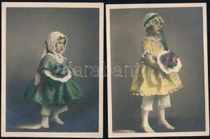 cca 1920-1930 Kislányok virágcsokorral, 2 db kézzel színezett fotó, 10,5×8 cm