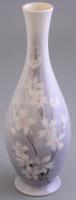 Virágmintás porcelán váza, kézzel festett, Bakosné jelzéssel, hibátlan, m: 24 cm