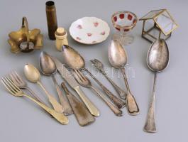 Vegyes kis bolha tétel: alpakka evőeszközök,. réz és porcelán tárgyak, régi sérült üveg pohárka