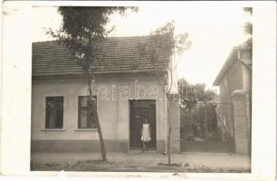 1936 Érsekújvár, Nové Zámky; Szedreskert, lakóház / house. photo (szakadás / tear)