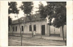 1934 Érsekújvár, Nové Zámky; Szedreskert, lakóház / house. photo