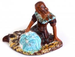 Komlós jellegű kerámia lány. Mázas kerámia, kézzel festett, jelzés nélkül,. Hibátlan. 24x17 cm