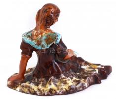 Komlós jellegű kerámia lány. Mázas kerámia, kézzel festett, jelzés nélkül,. Hibátlan. 24x17 cm