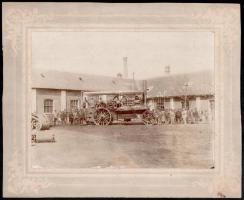 cca 1900 Fowler-féle gőzgép szántáshoz az udvaron, kartonra kasírozott fotó, 17,5×23 cm