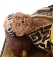 Távol-keleti cirkuszi mutatványos majommal és virágokkal, mázas kerámia asztali dísztárgy, jelzés né...