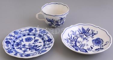 Meisseni porcelán reggeliző készlet, 1 db csésze + 1 db csészealj + 1 db kistányér, máz alatti kék festéssel, jelzett, poháron kis sérüléssel, m: 7,5 cm, d: 15,5 cm, 15 cm