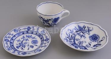 Meisseni porcelán reggeliző készlet, 1 db csésze + 1 db csészealj + 1 db kistányér, máz alatti kék festéssel, jelzett, poháron kis sérüléssel, m: 7,5 cm, d: 15,5 cm, 15 cm