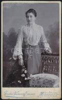 cca 1900 Hölgy virággal, keményhátú fotó, Forstné Váncza Emma miskolci műterméből, 10,5x6,5 cm