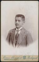 cca 1900 Férfi portré, keményhátú fotó, Braun Menyhért budapesti műterméből, 11x7 cm